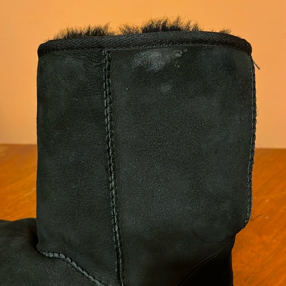 Pre-loved UGG Classic Short Boot - Size 9 in Black - Picture 9 of 14